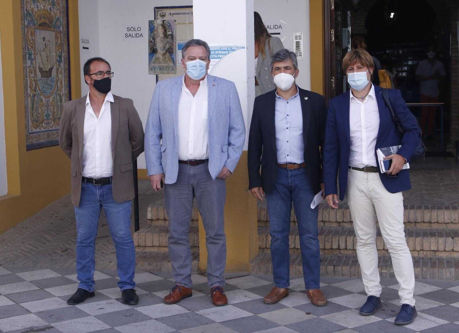 Los alcaldes de Isla Mayor, La Puebla del Río y Coria del Río, Juan Molero, Manuel Bejarano y Modesto González  junto al doctor en Biología y entomólogo Rubén Bueno, experto en mosquitos, este miércoles.