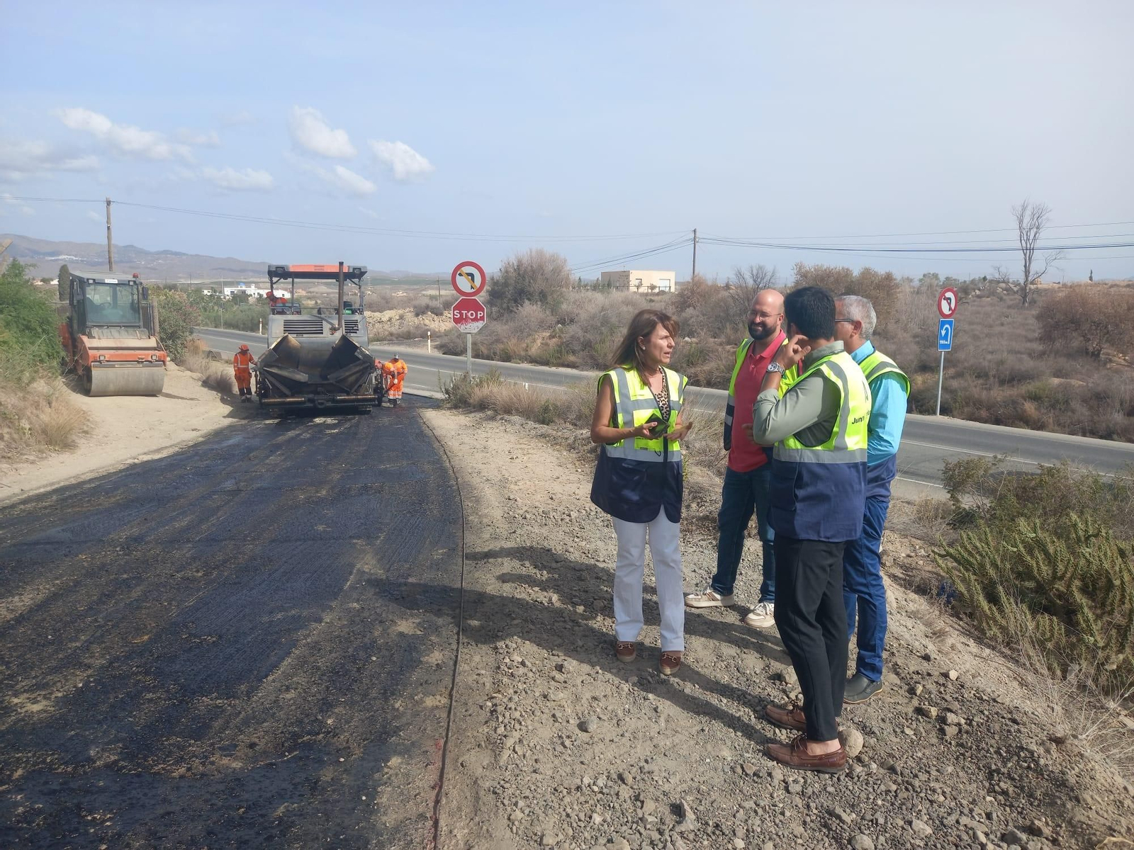 La delegada territorial, Dolores Martínez, comprobando los trabajos de la A 370 R1