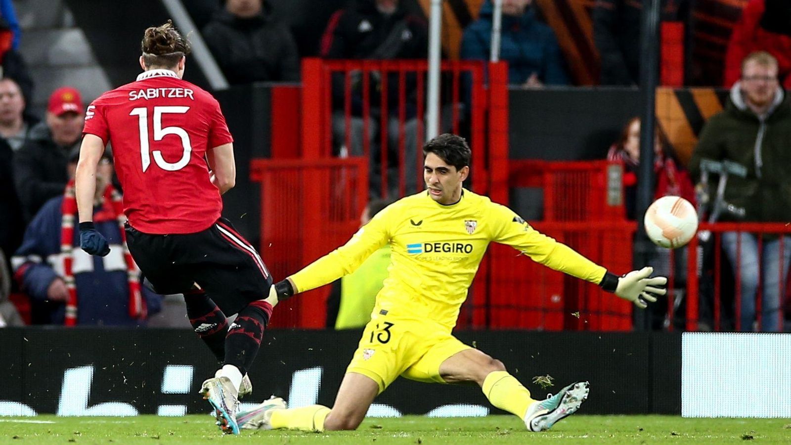 Sabitzer bate por segunda vez a Bono.