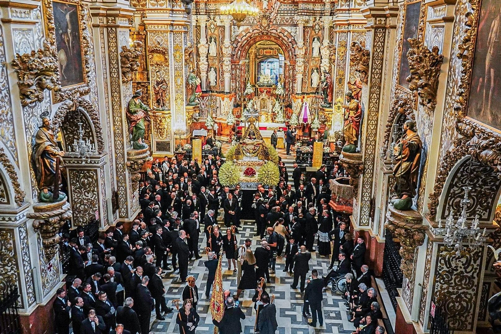La procesión de la Virgen de las Angustias por Granada, en imágenes