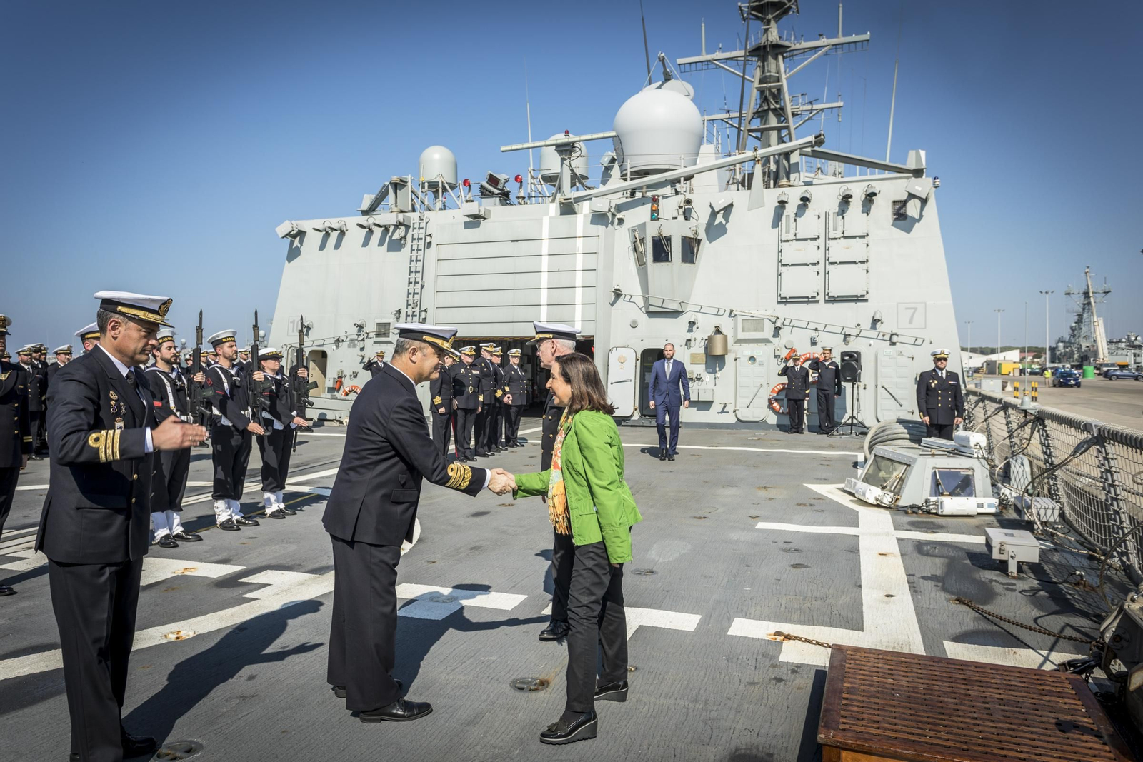 La ministra de Defensa, Margarita Robles en su visita a la base de Rota