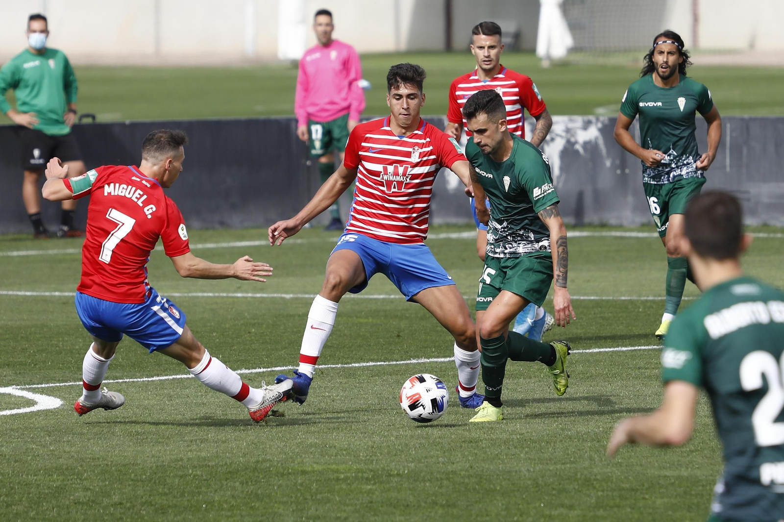Torrente presiona a Alain Oyarzun en ayuda de su compañero Miguel García.