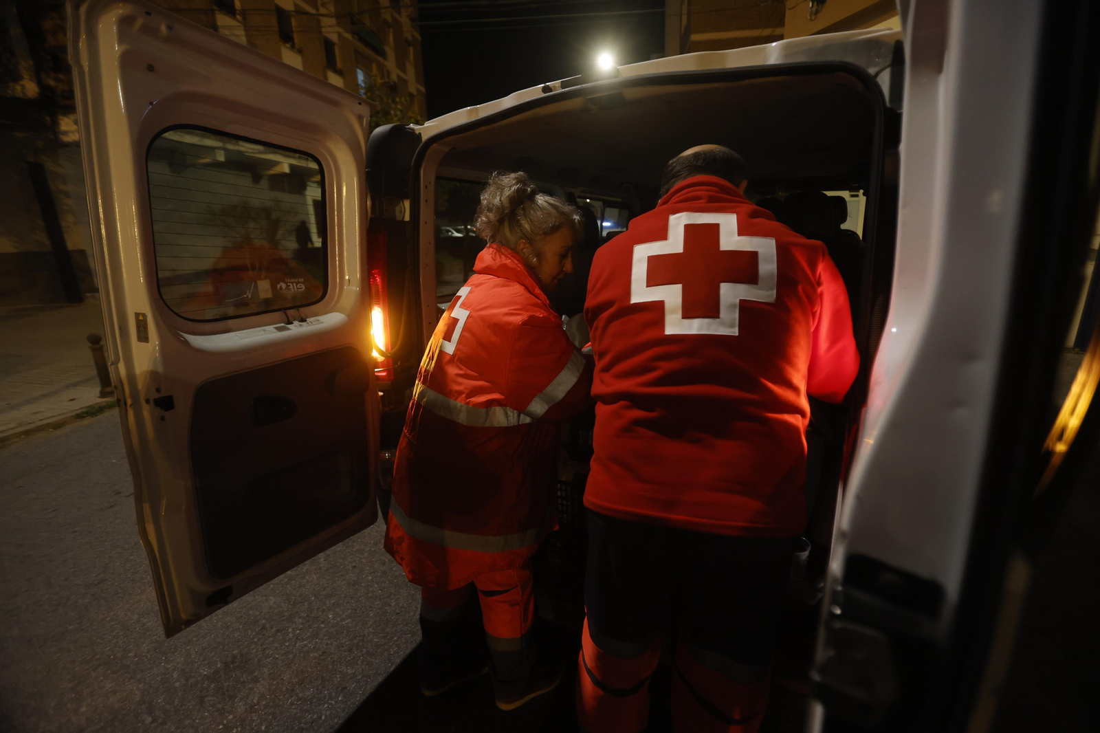 Una noche con el servicio de atención a personas sin hogar de Cruz Roja Córdoba, en imágenes