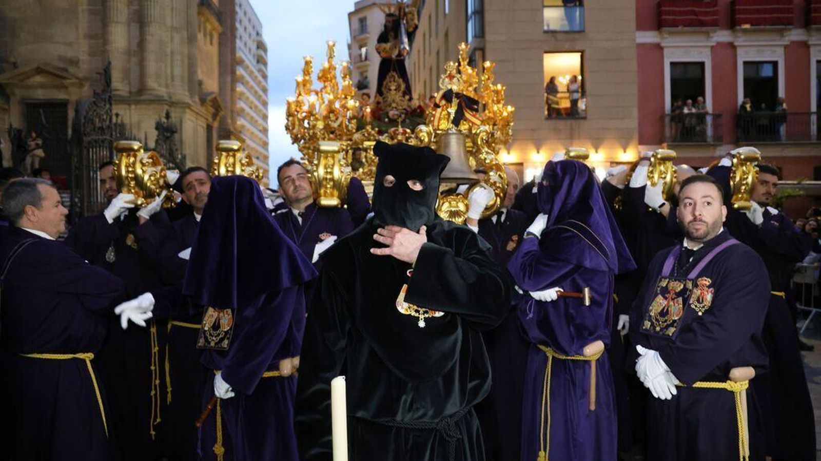 El preso liberado por Jesús "El Rico" procesionando delante del trono