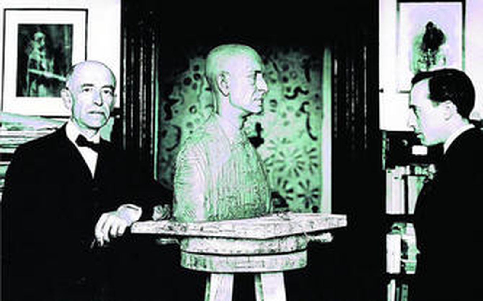 Manuel de Falla y Juan Cristóbal en Granada hacia el año 1927. El escultor muestra el busto al compositor.