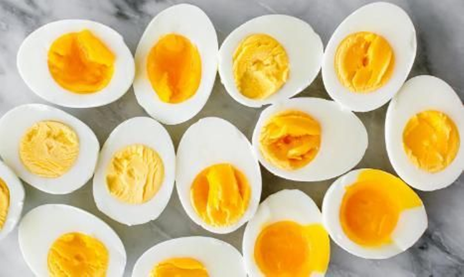 Huevos duros partidos por la mitad