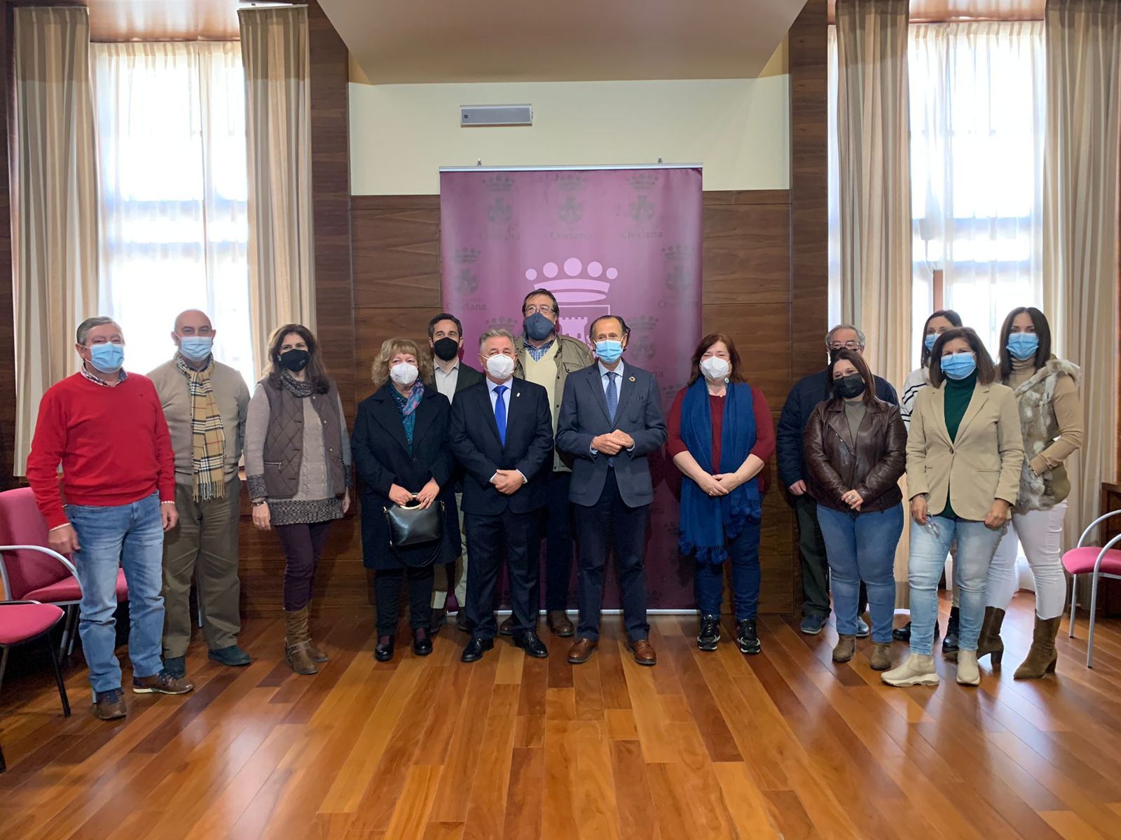 Responsables municipales, familiares y compañeros de trabajo acompañan a  Manuel Meléndez durante el acto celebrado este martes en el salón de plenos.