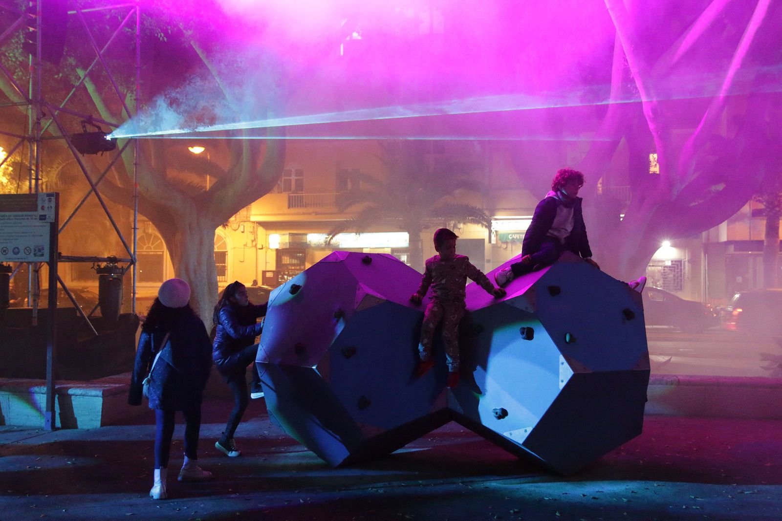 Así brilla el parque Nicolás Salmerón con el espectáculo 'Posidonia'