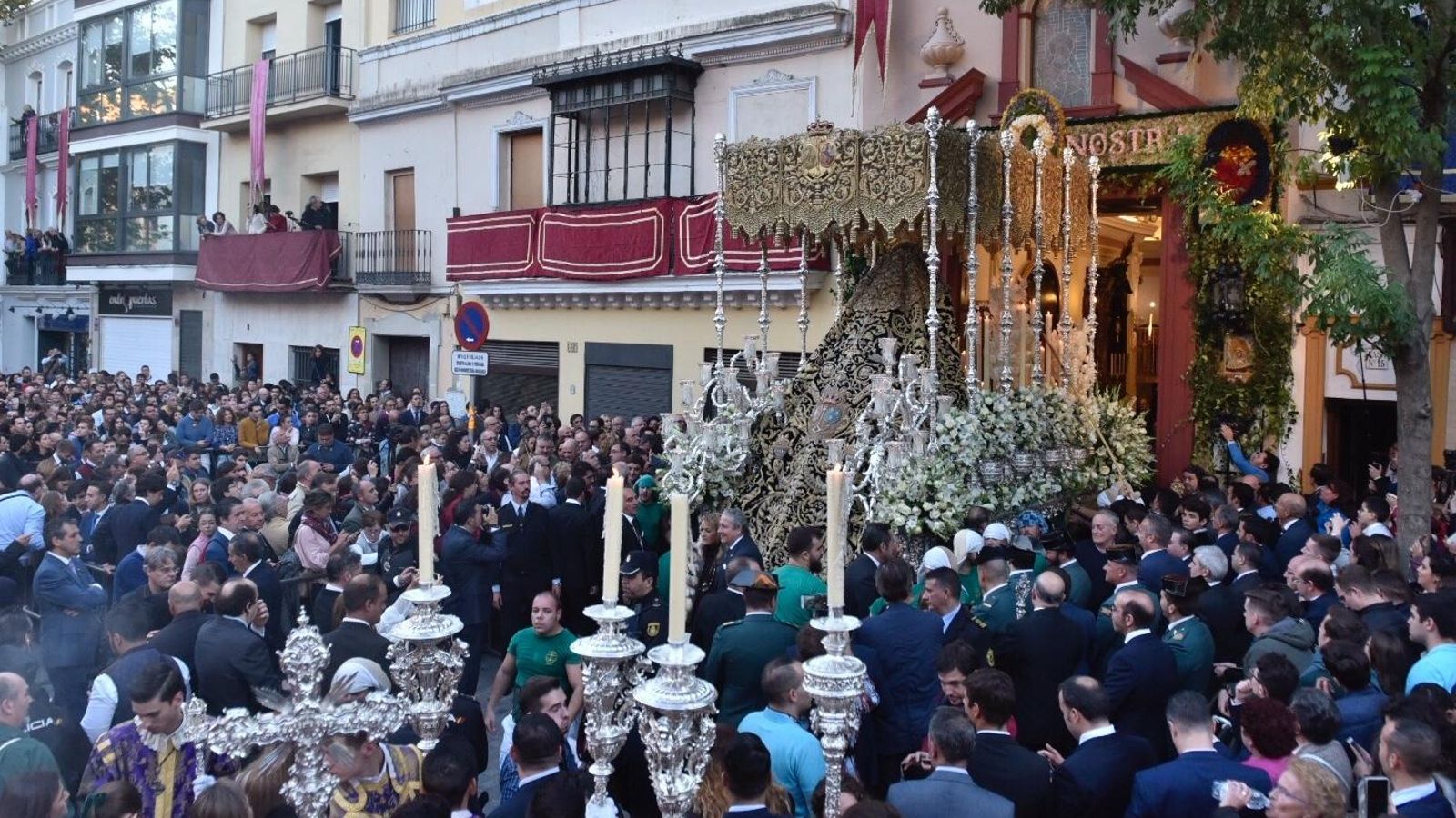La Esperanza de Triana en el saludo al Baratillo.