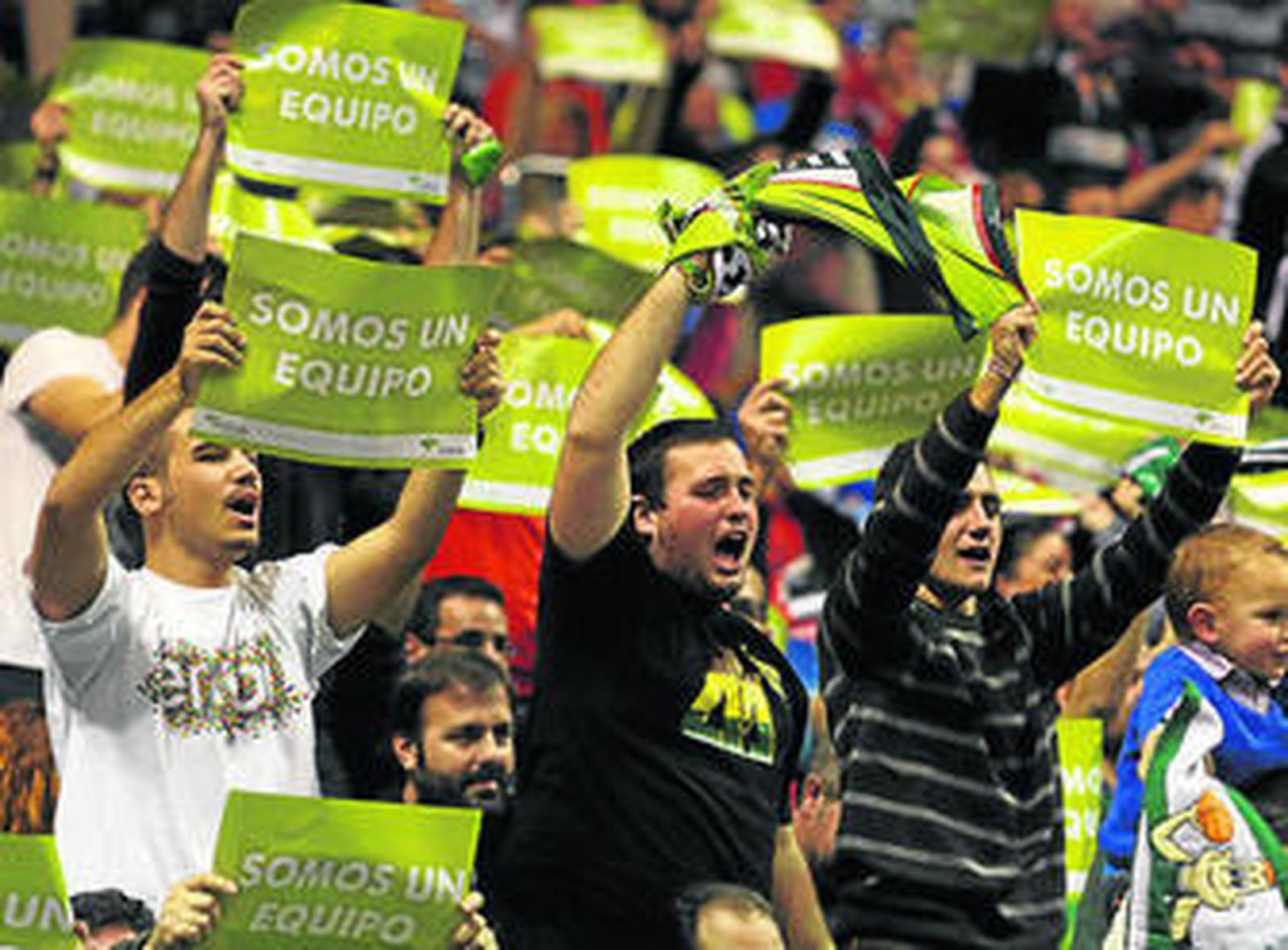 Los aficionados portan un cartel en la presentación del equipo.