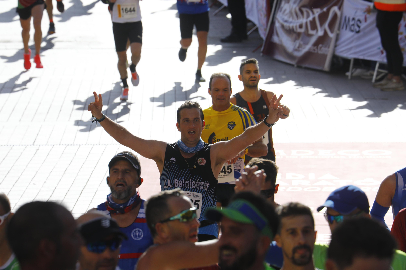 La gloria de cruzar la Puerta del Puente: imágenes de la meta de la 36 Media Maratón de Córdoba