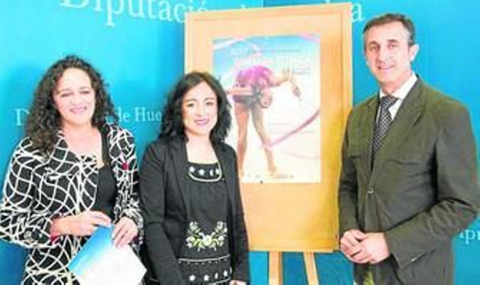 La presidenta del Club Rítmico Colombino, la diputada de Deportes y el concejal moguereño, ayer.