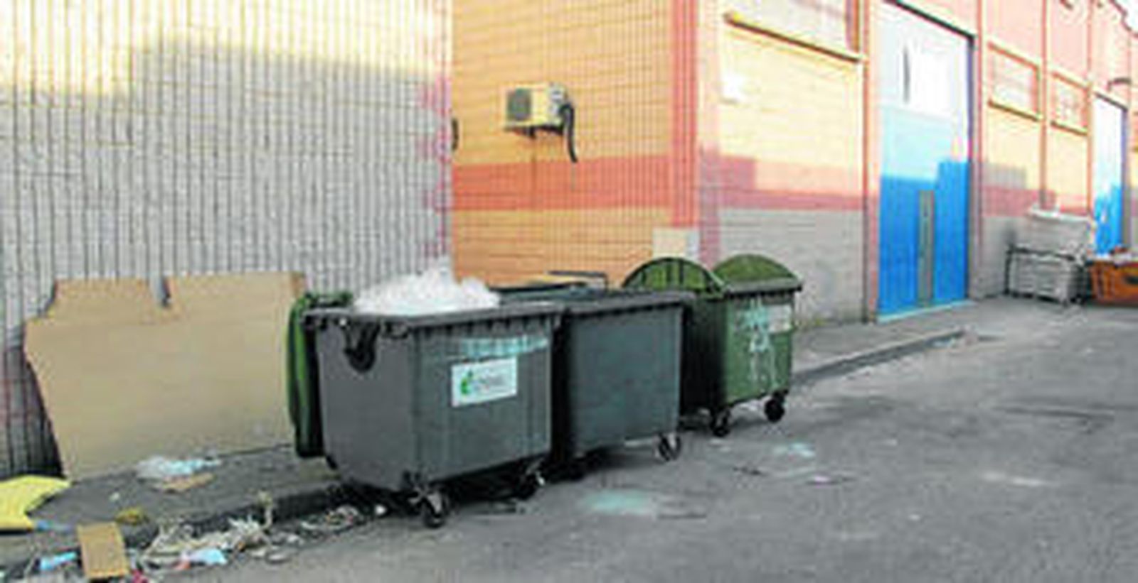 Fachada de la nave que Iretec S.L ha dejado en el polígono el Trocadero