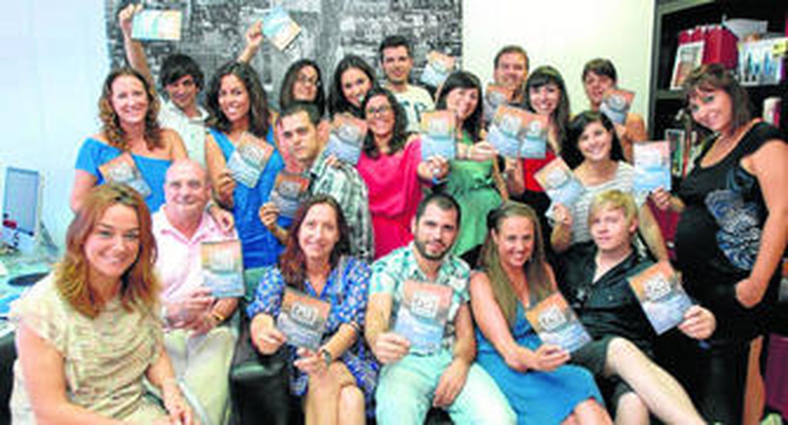 El equipo de '75 minutos', en la redacción del programa, con la directora del espacio, Toñi Moreno, a la izquierda de la imagen.