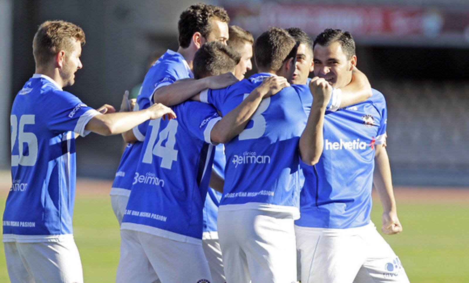 Guille, celebrando con sus compañeros uno de los cuatro goles que marcó al Novo Chiclana en Chapín. /Manuel Aranda