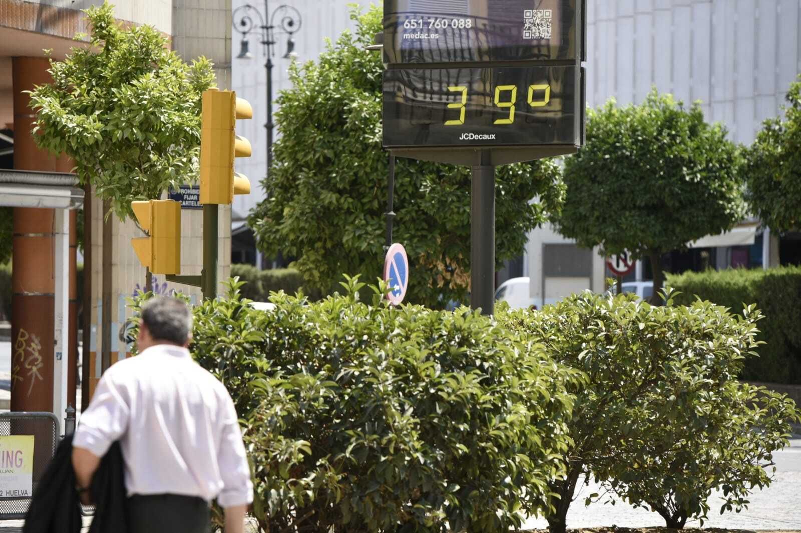 Uno de los termómetros de Huelva capital este jueves.