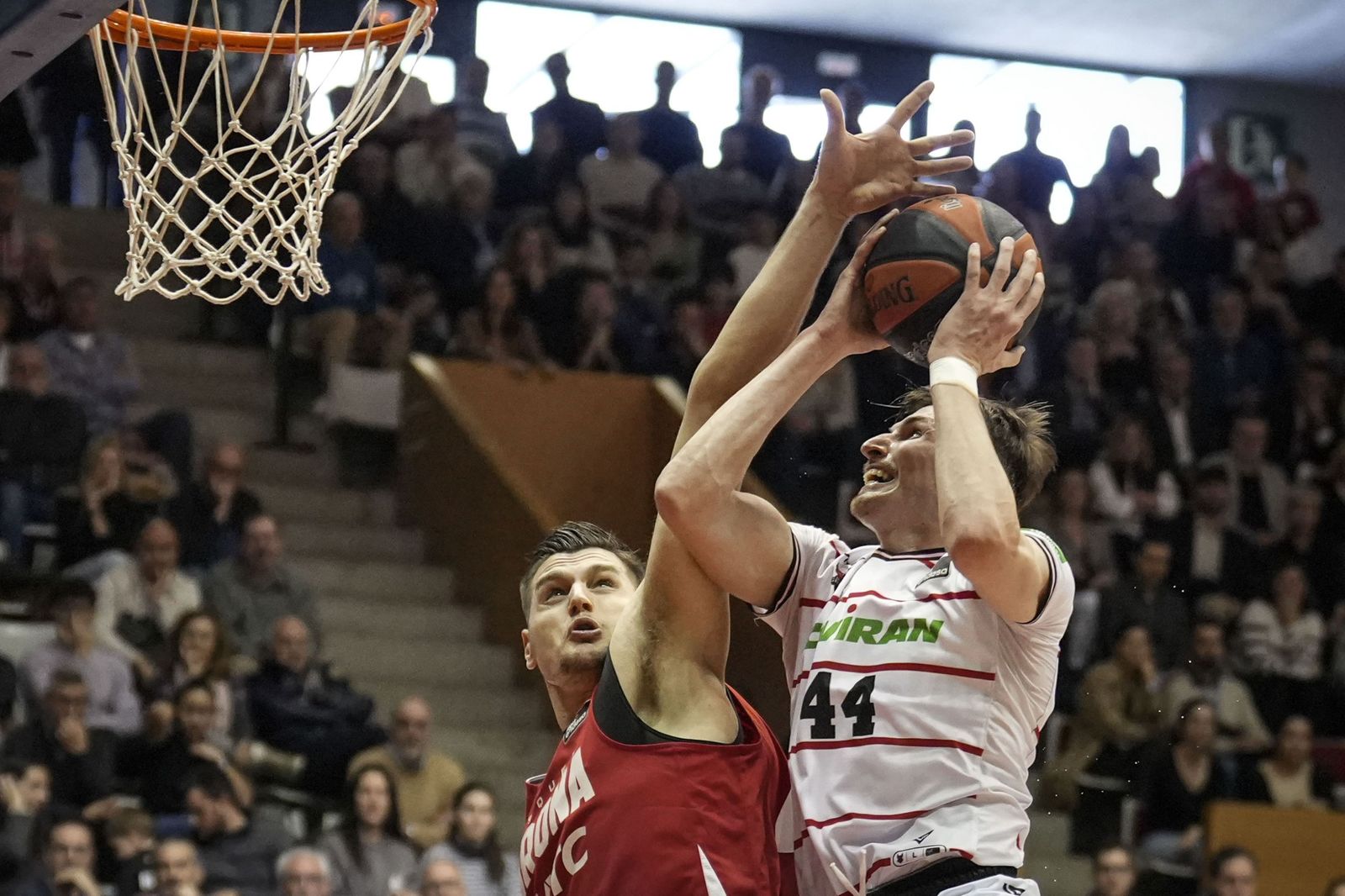 David Kramer trata de anotar ante un jugador del Girona.
