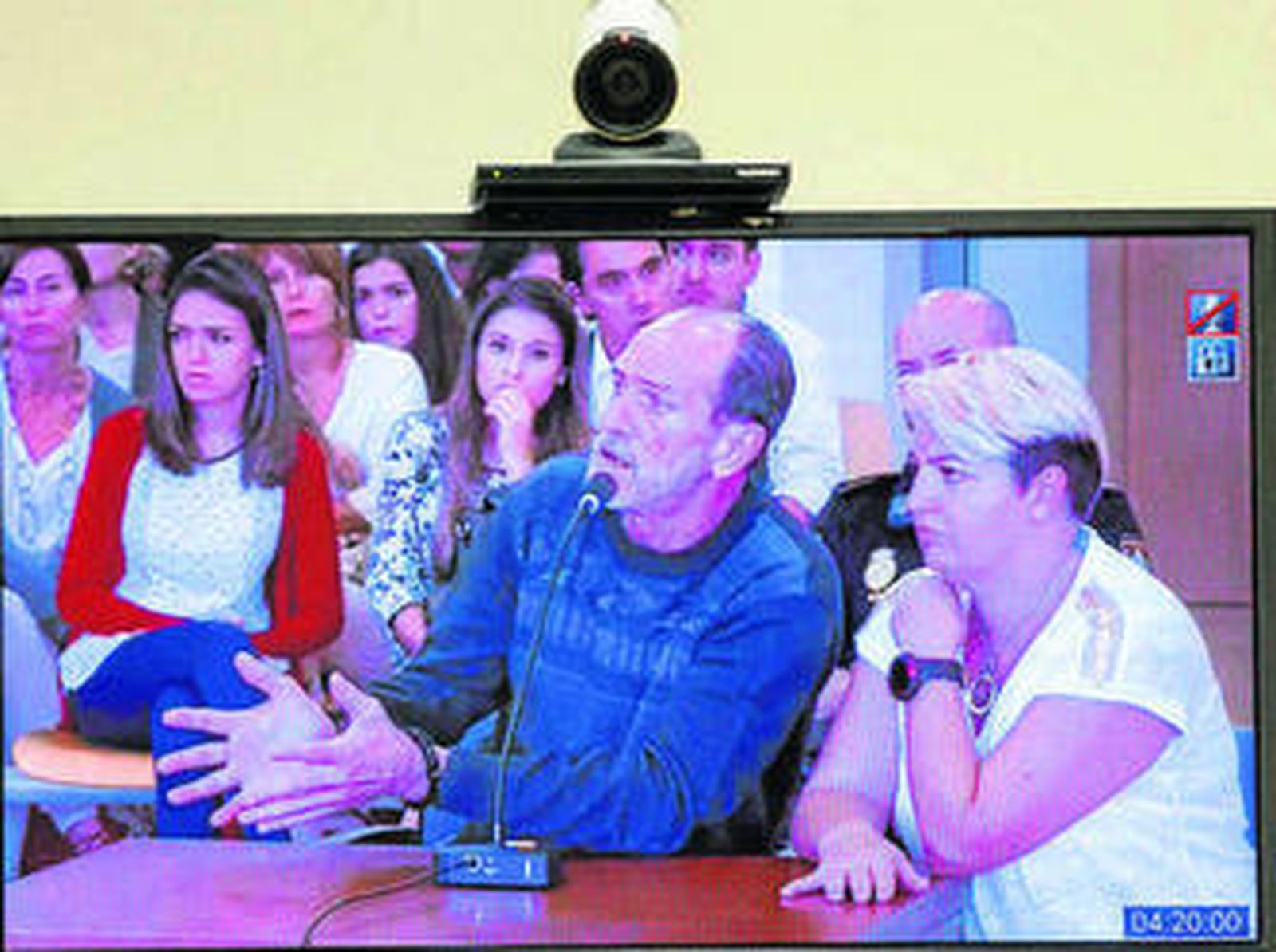 El acusado Valentin Ion declara ayer ayudado por una traductora.