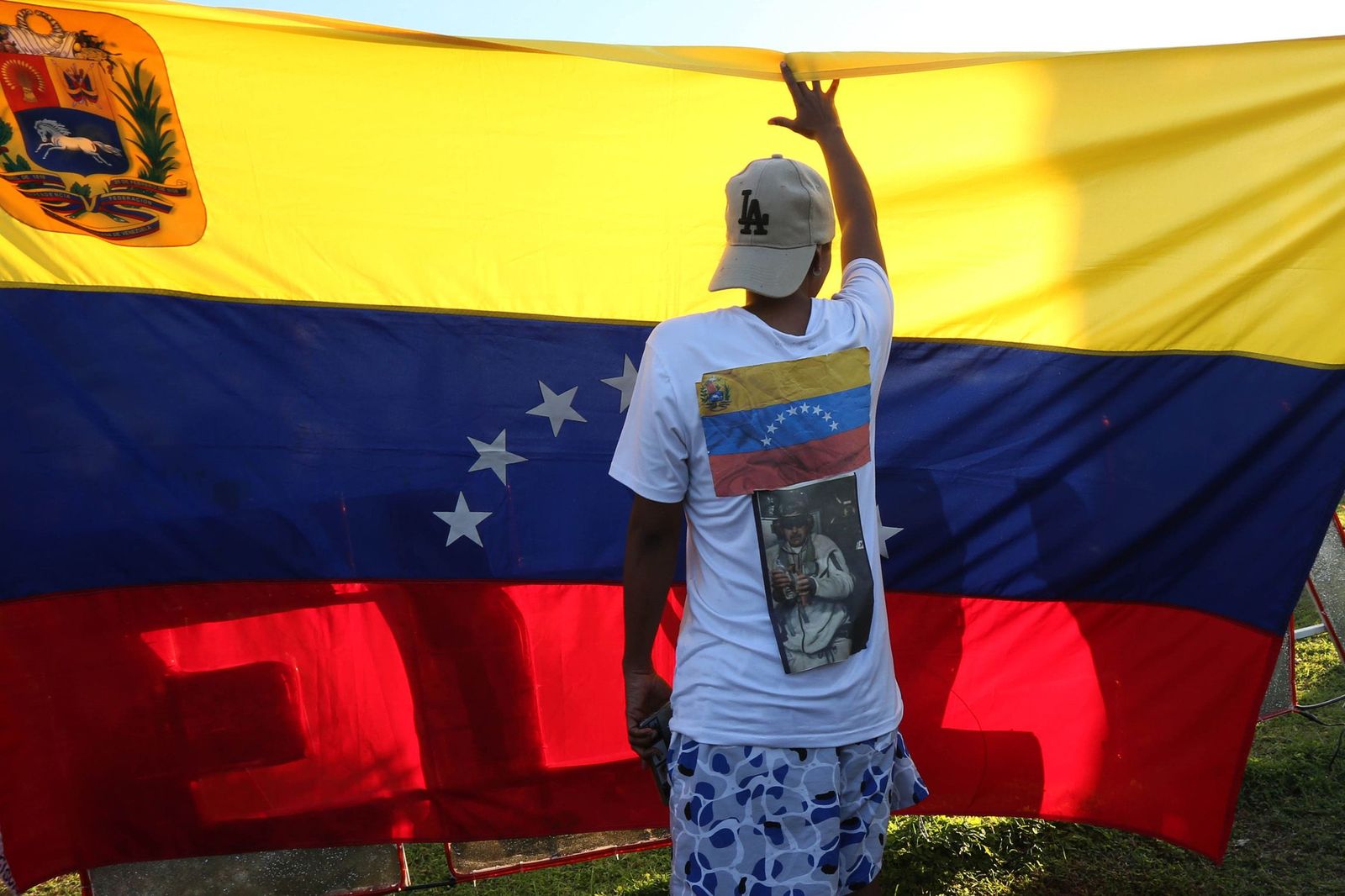 Un joven sostiene una bandera de Venezuela en una manifestación en México en favor de la libertad en el país caribeño tras la operación militar de EEUU.