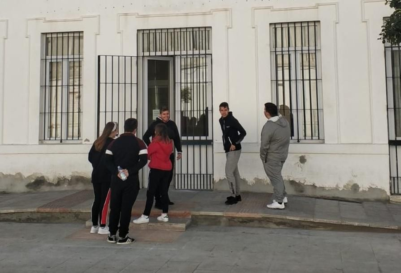 Varios alumnos del IES Castilla del Pino, ayer, ante el Ayuntamiento de San Roque.