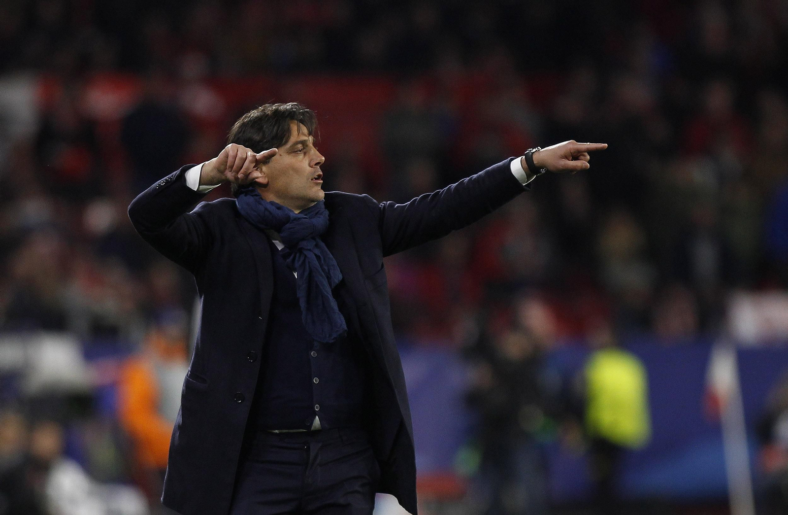 Vincenzo Montella da instrucciones a sus jugadores desde la zona técnica.