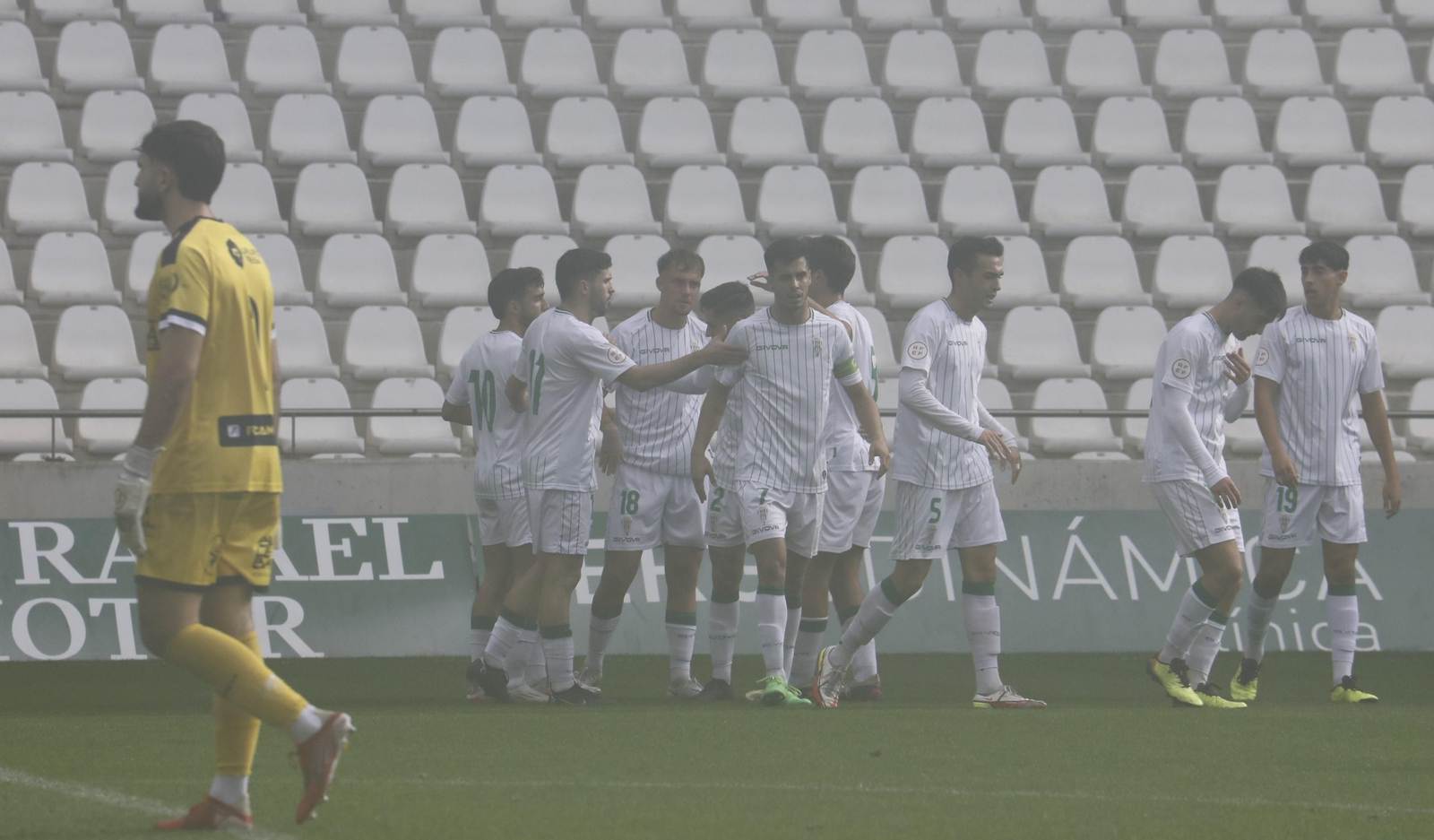 Los jugadores del Córdoba B celebran uno de los goles de Juanma Bernal.