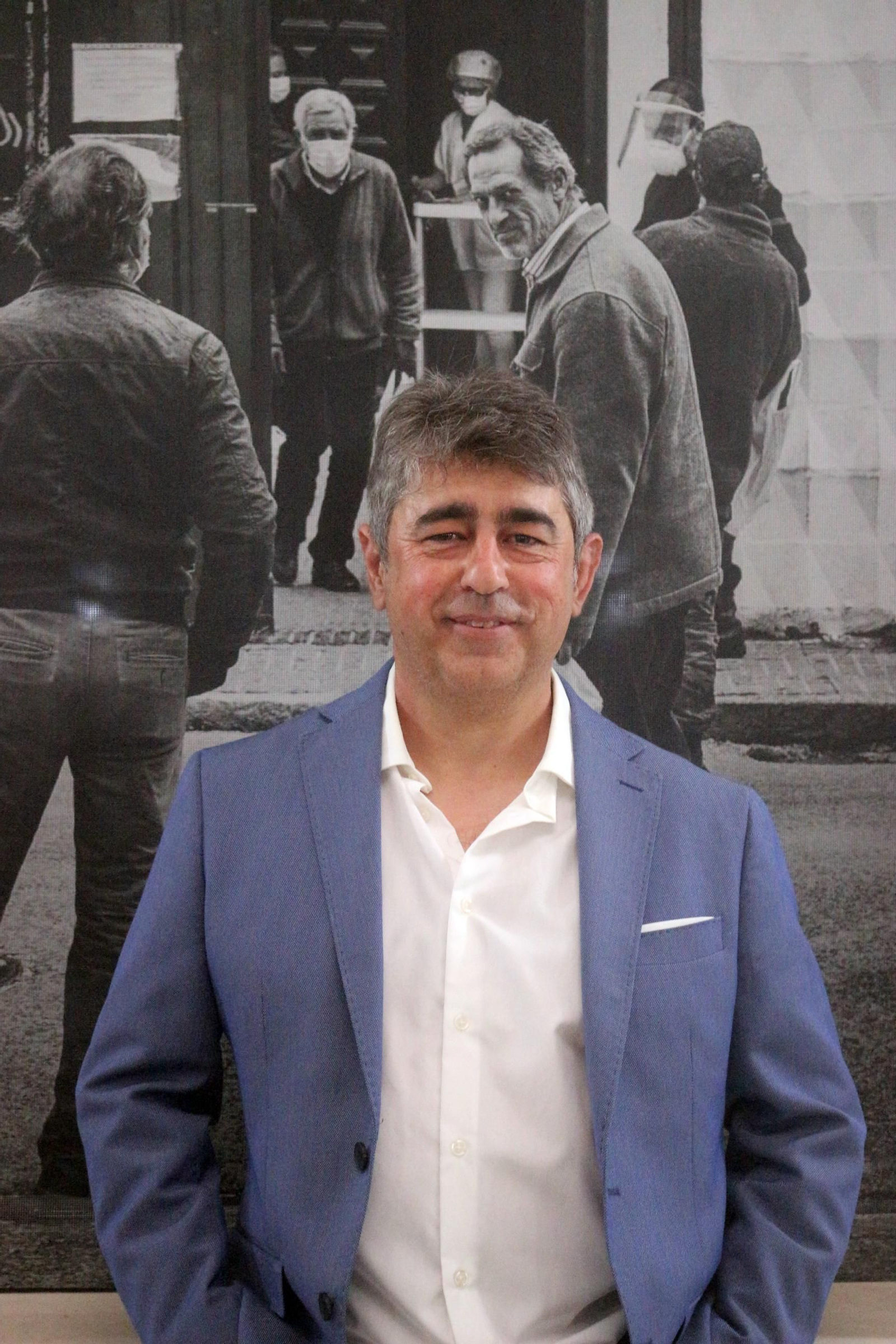 José Antonio Tomás ante una de las imágenes de la exposición.