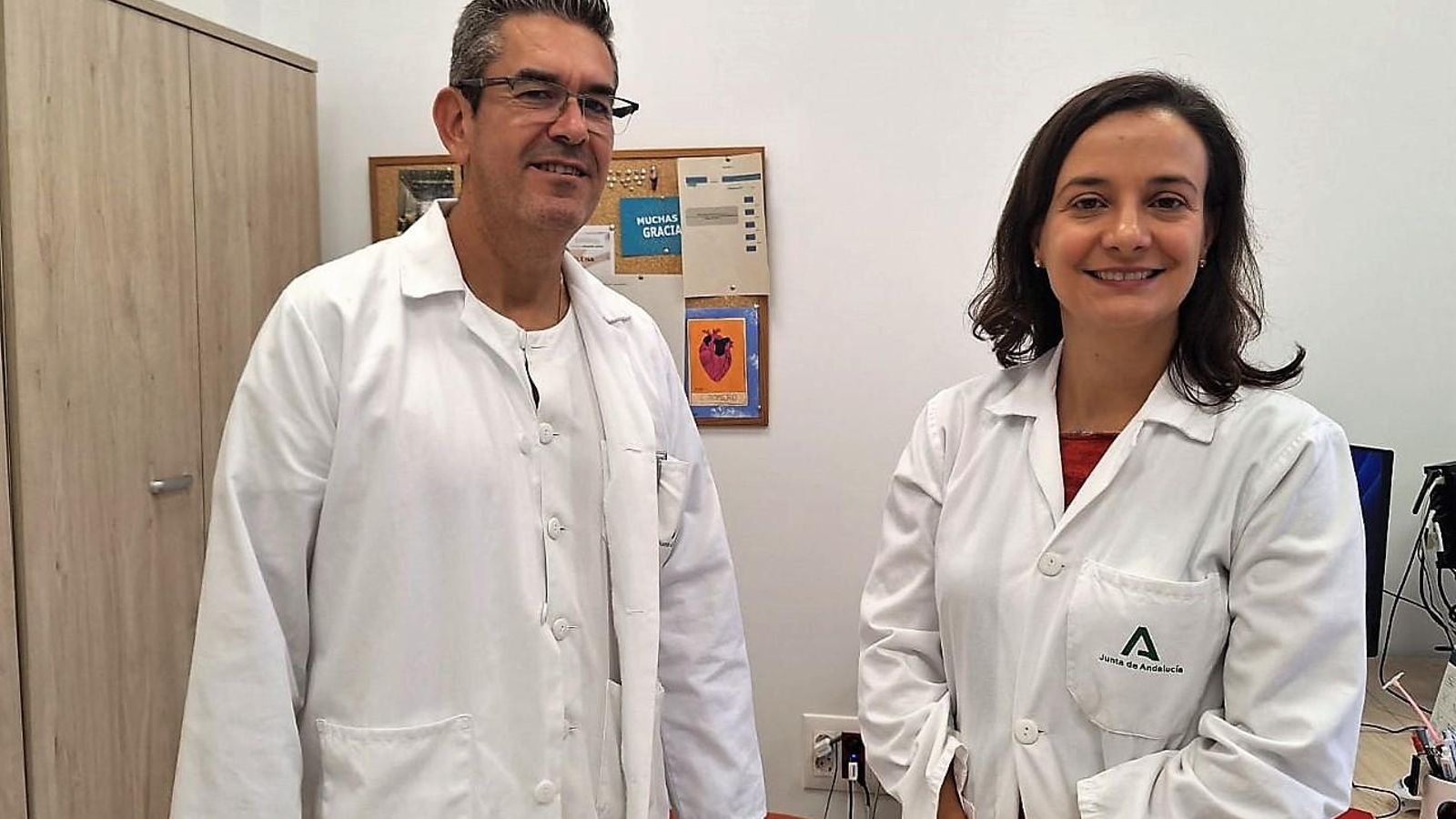 Los especialistas del hospital Infanta Elena, Manuel Jesús Romero y Elena Bonet.