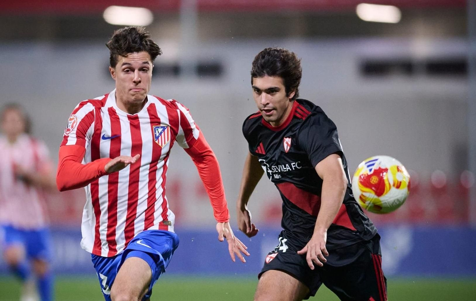 Espiñeira lucha con un rival por el balón.