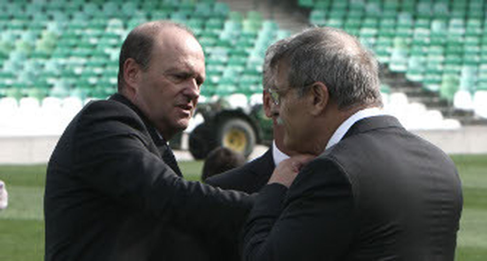 Mel ayuda a Bosch a anudarse la corbata, con Guillén tras ellos como testigo. / José Ángel García