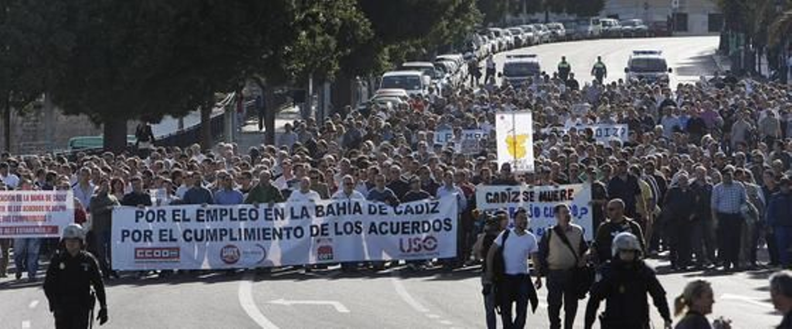 De nuevo los ex trabajadores de Delphi se han manifestado por las calles de la capital para reclamar "una vez más" que la Junta de Andalucía resuelva su problema "tras tres años" desde que se cerró la factoría de Puerto Real. Foto: Jose Braza De nuevo los ex trabajadores de Delphi se han manifestado por las calles de la capital para reclamar "una vez más" que la Junta de Andalucía resuelva su problema "tras tres años" desde que se cerró la factoría de Puerto Real.
Foto: Jose Braza