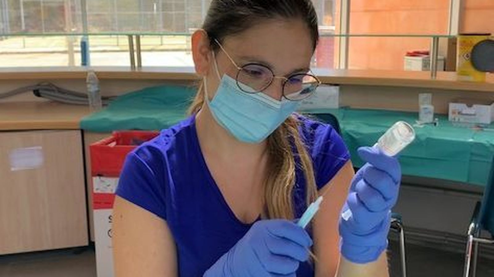Mireia Chust carga un vial de la vacuna frente al Covid.
