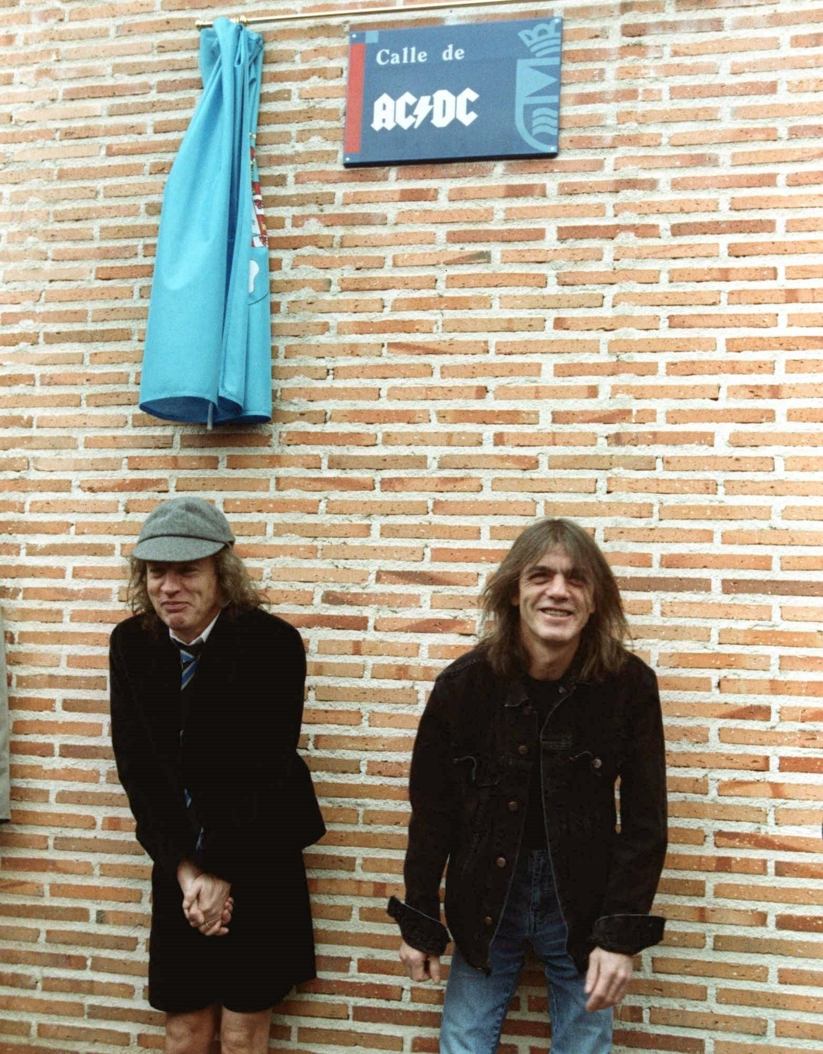 Angus y Malcolm Young, en una calle de Leganés que lleva el nombre del mítico grupo que fundaron.