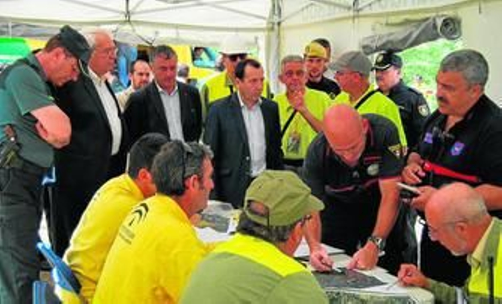 El personal de emergencia con las autoridades.