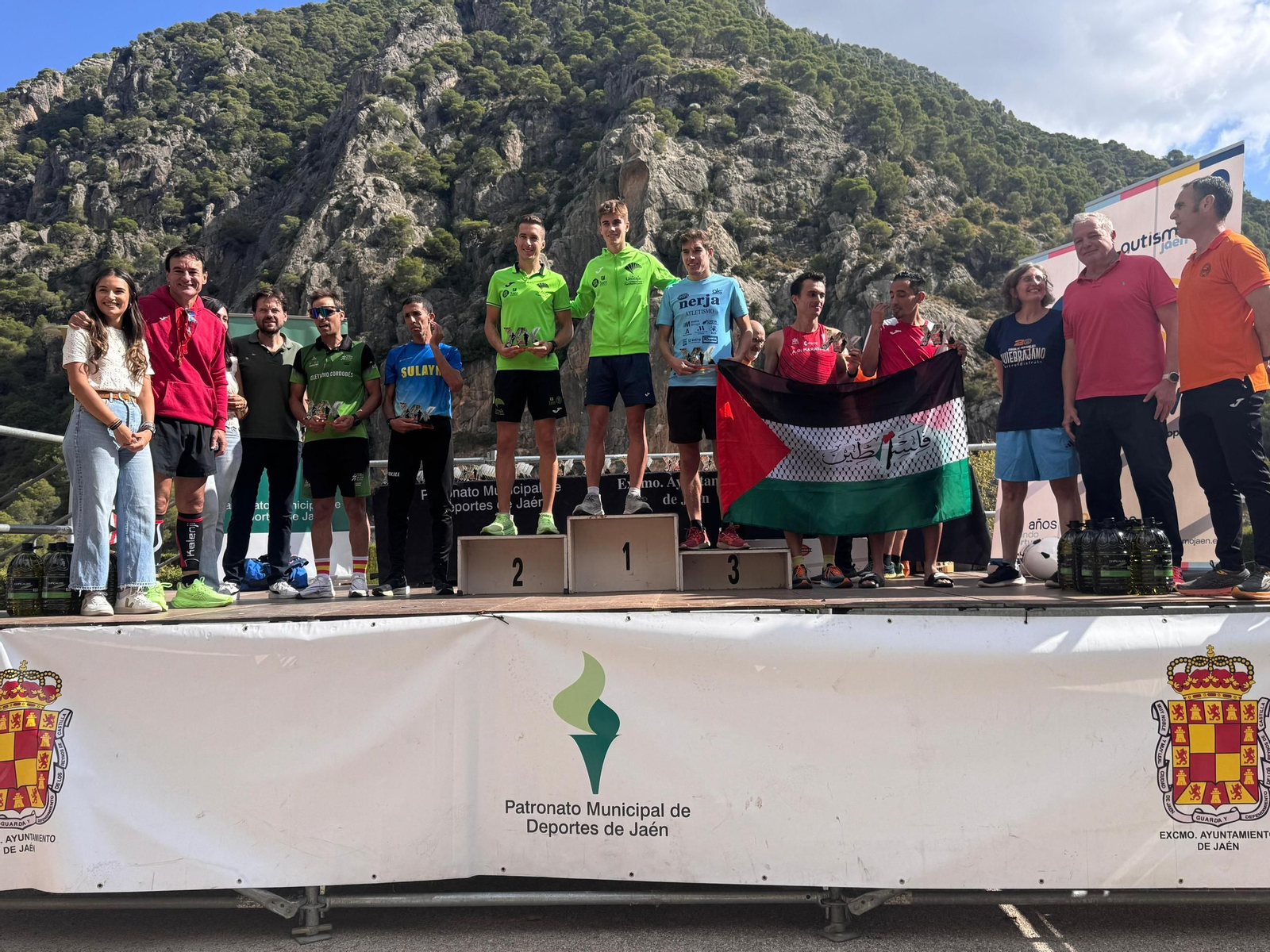 Andrés Estepa, en lo más alto del podio de la categoría masculina de la XX Subida al Quiebrajano.