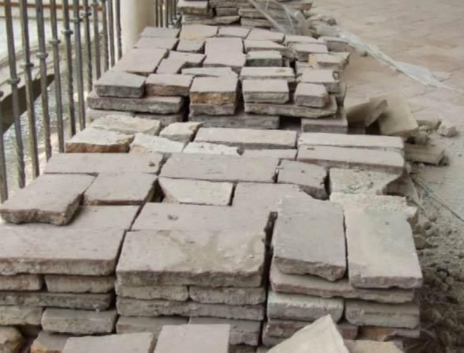 Losetas junto a una barandilla.