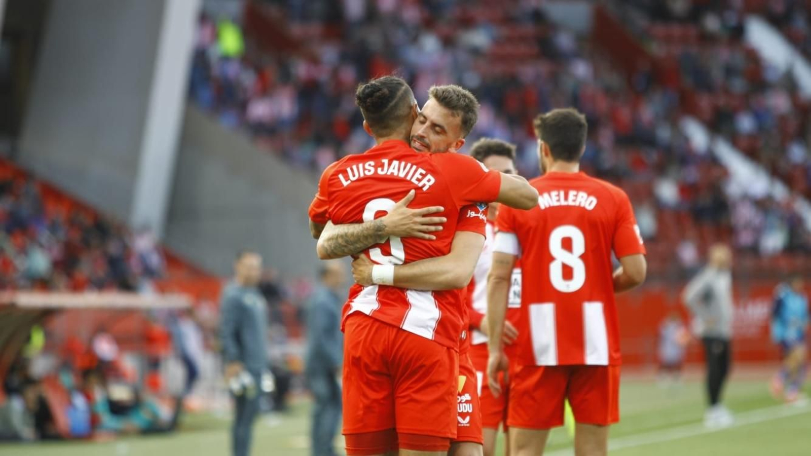 Suárez y Centelles se abrazan tras el tercer gol de los unionistas.