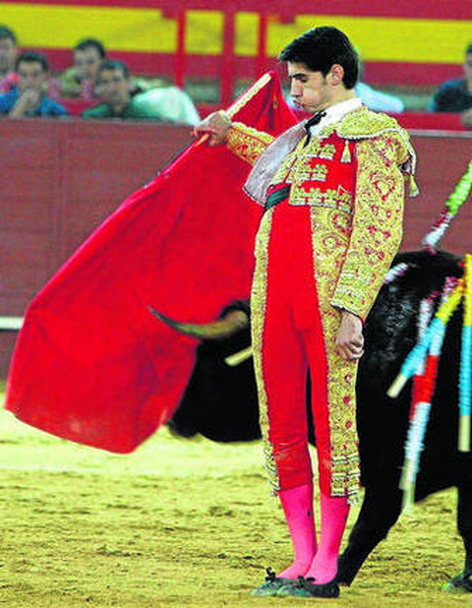 Víctor Barrio, en un muletazo por la espalda a su segundo.