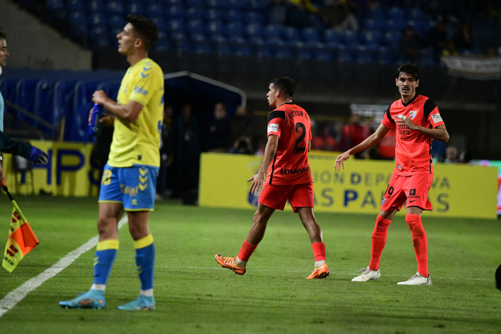 Víctor Gómez se retira tras ser expulsado.