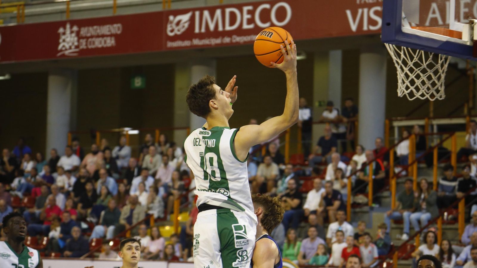 Guille del Pino finaliza un contragolpe del Coto Córoba en la canasta del Clínica Ponferrada.