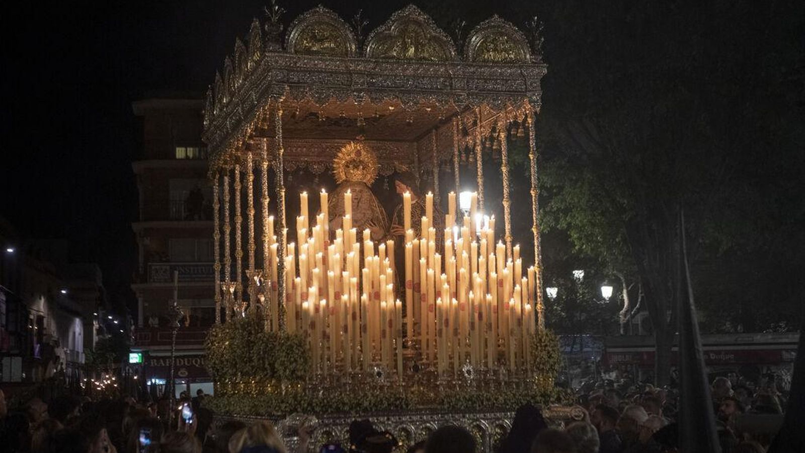 El palio del Silencio adornado de azahares