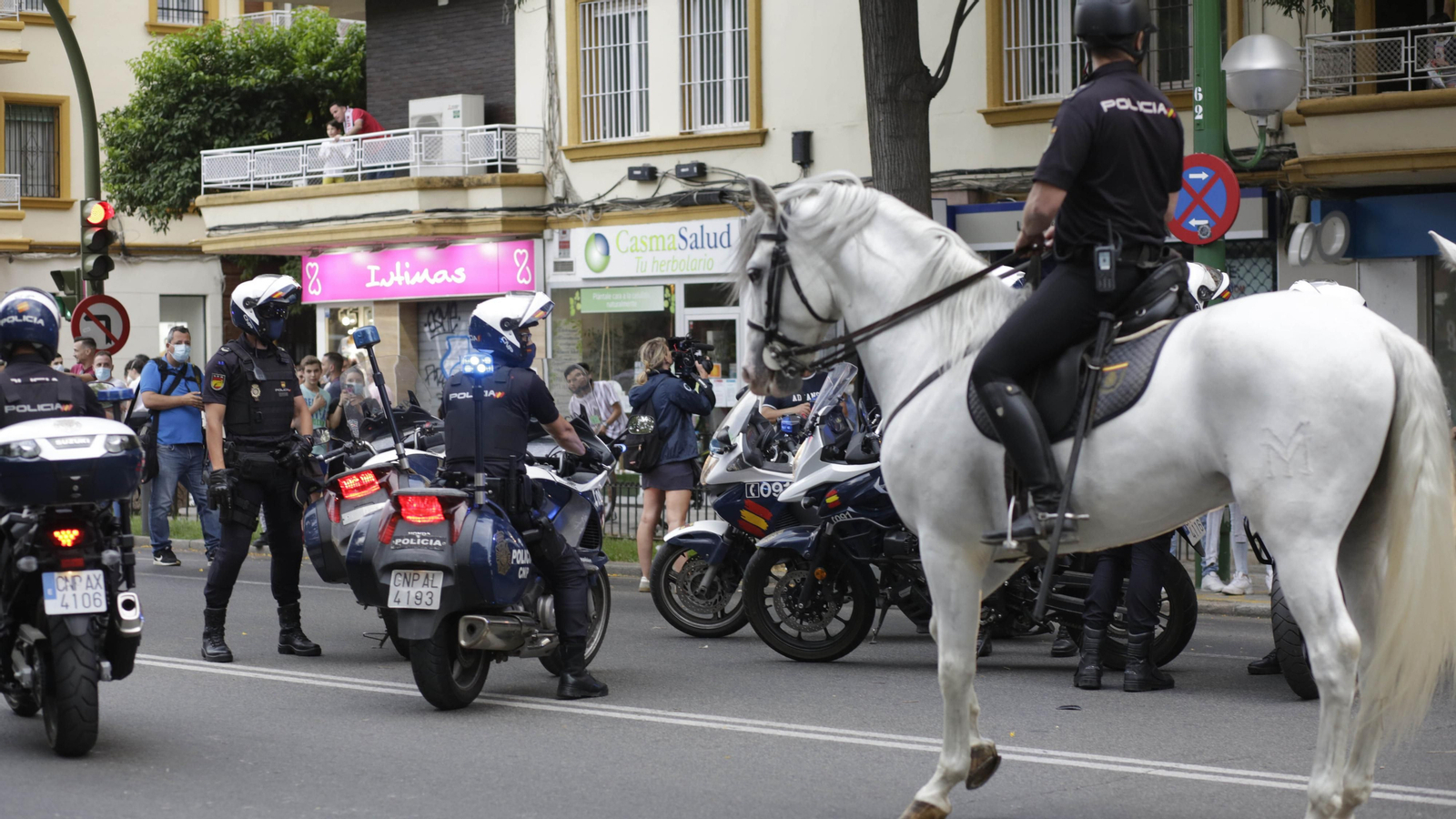 Mucha  presencia policial en el entorno del Sanchez Pizjuán  durante el derbi