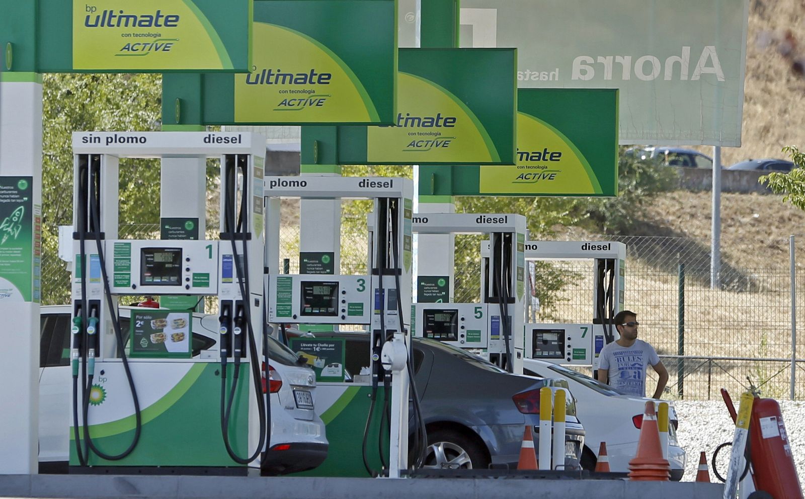 Vehículos repostando en una gasolinera