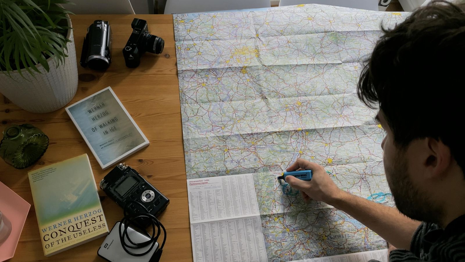 Preparativos del viaje en una imagen de 'Dear Werner'.