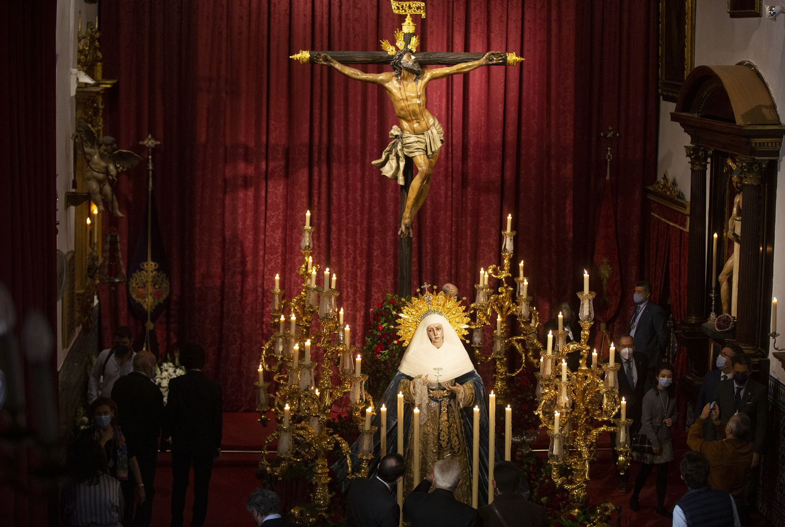 El Cristo de la Expiración y la Virgen de las Aguas en el impresionante altar instalado en la capilla del Museo.