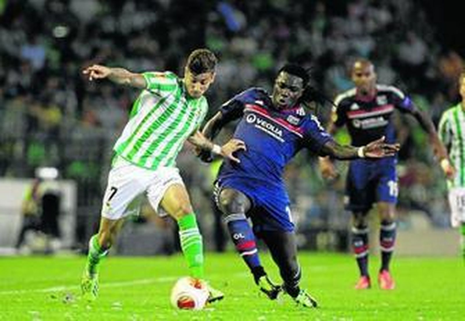 Vadillo intenta marcharse de Kone, en un lance del partido de la Liga Europa disputado en el Villamarín.