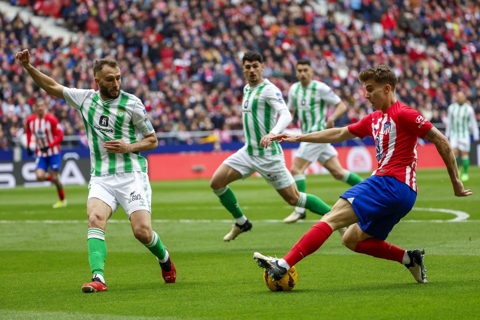 Pezzella trata de frenar a Marcos Llorente.