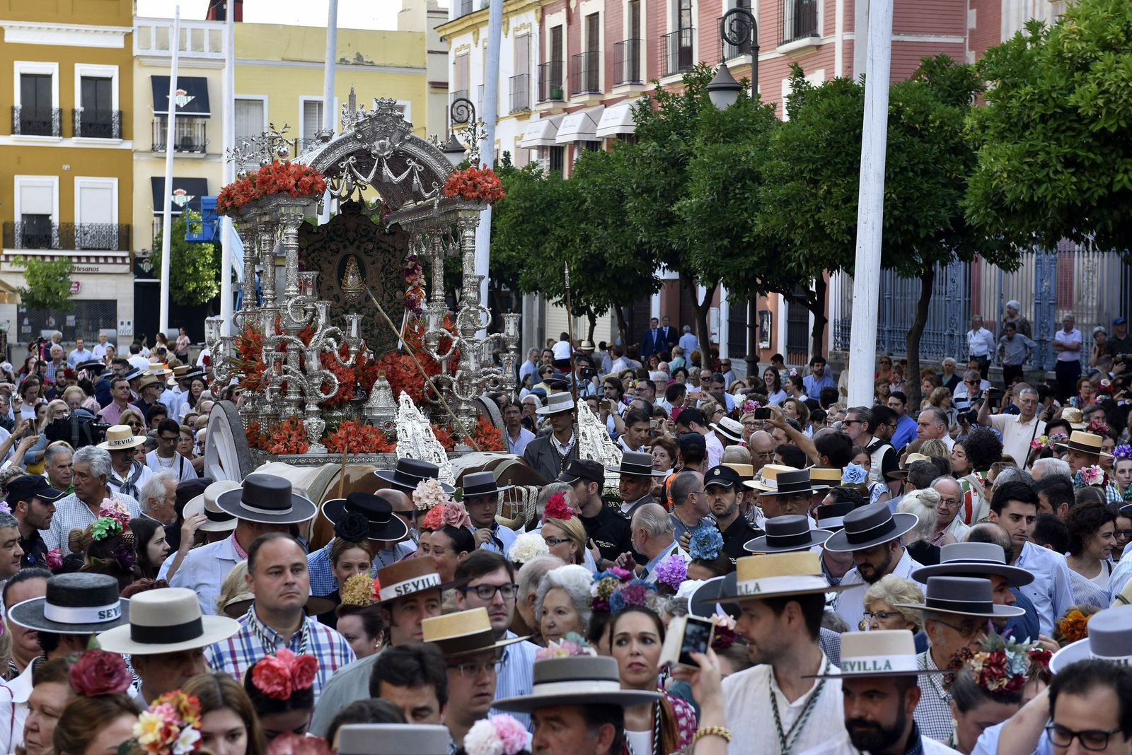 La Hermandad de Sevilla El Salvador sale hacia El Rocío.