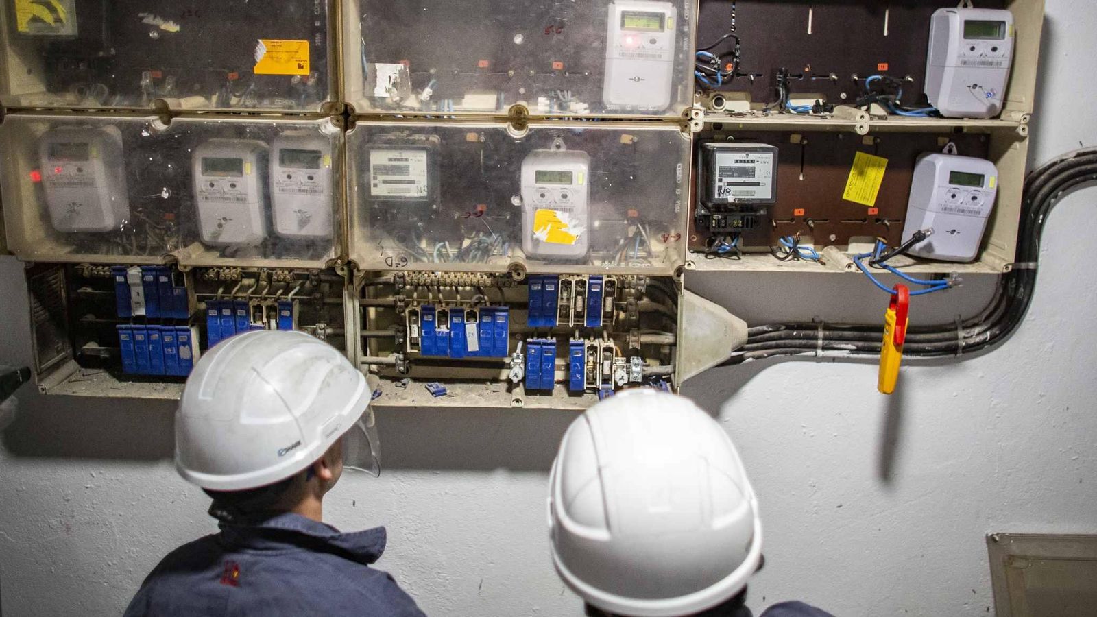 Técnicos de Hacienda en una inspección de cuadro eléctrico.