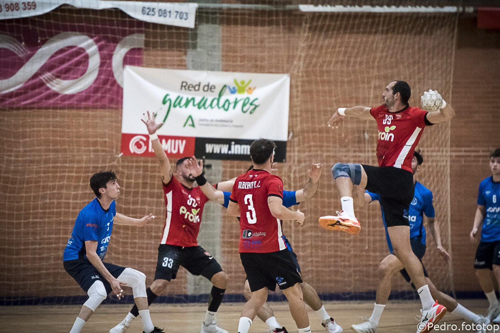 Ángel Montoro lanza a puerta.